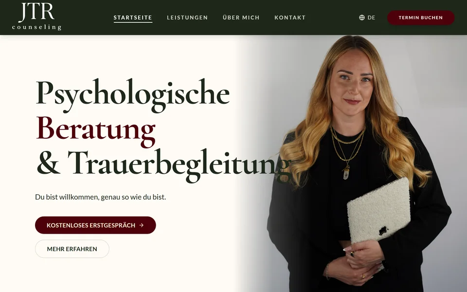 Website von JTR Counseling mit einem Porträt von Julia Rumley und grüner Typografie